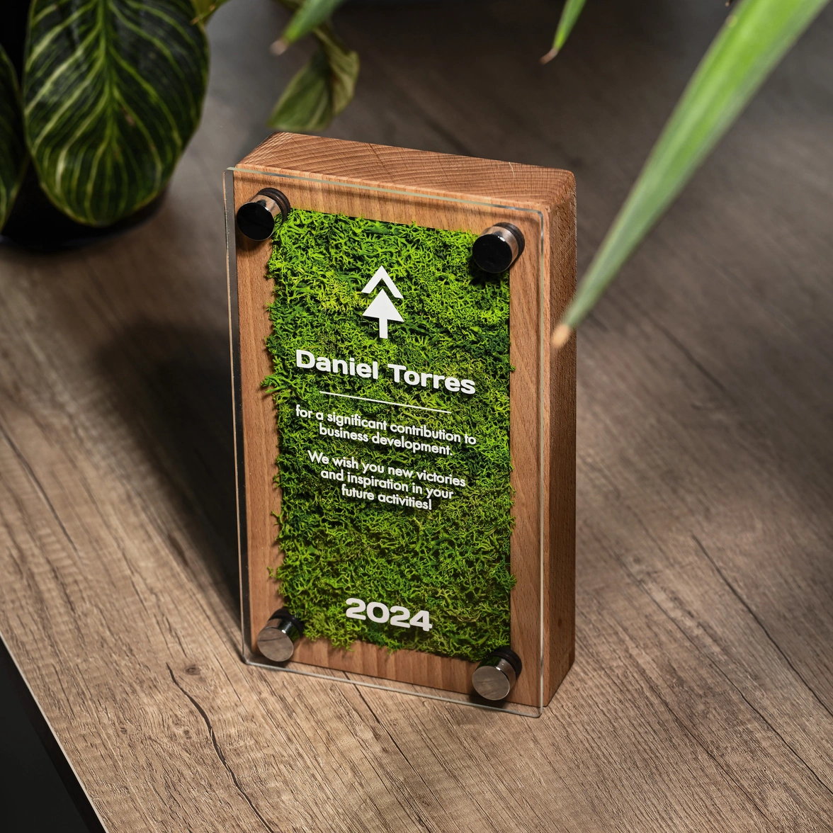 Wooden award with acrylic Moss v3