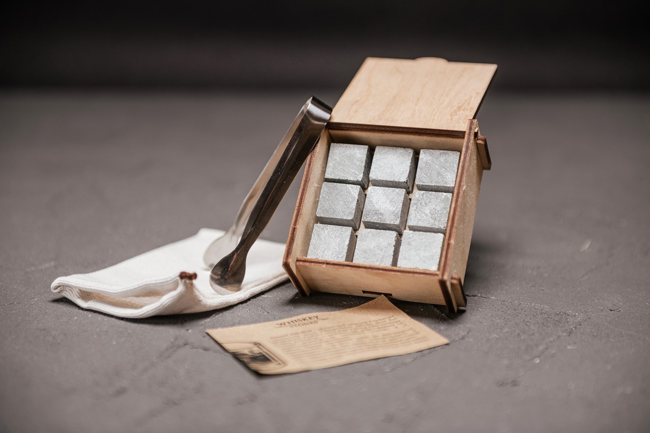 Камені для віскі в дерев'яній шкатулці